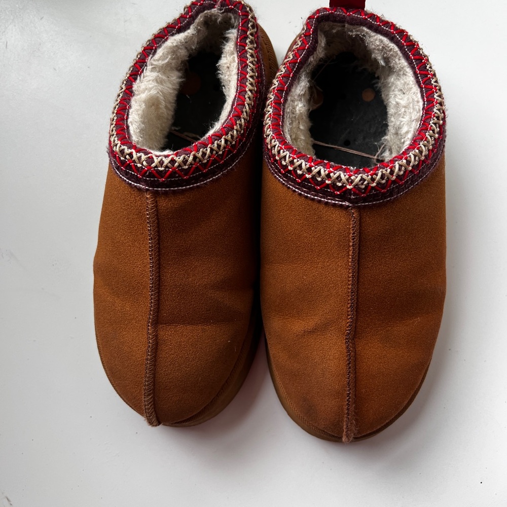 Cozy Brown Slippers with embroidered Trim